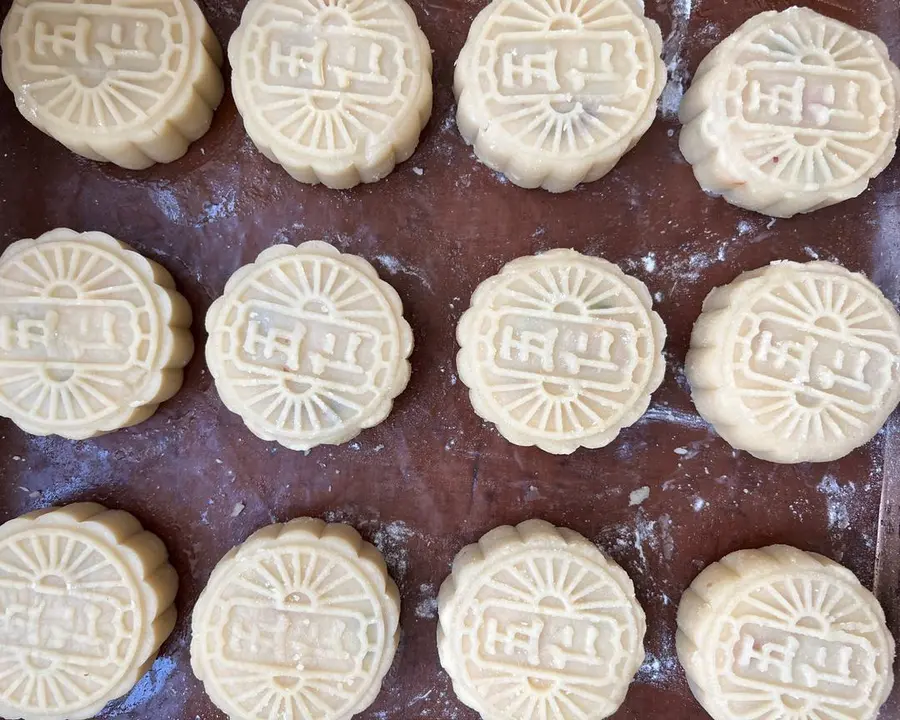 Old-fashioned mooncakes (peach crispy mooncakes without sugar syrup and any additives) step 0