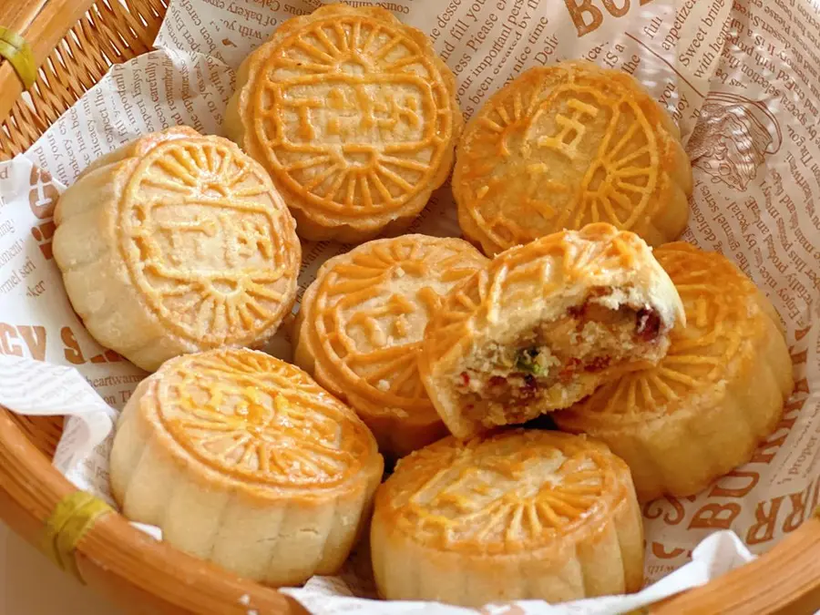 Old-fashioned mooncakes (peach crispy mooncakes without sugar syrup and any additives)