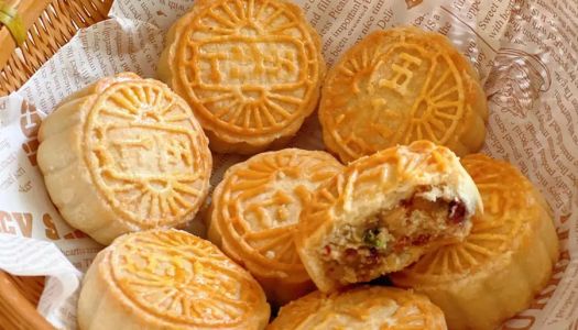 Old-fashioned mooncakes (peach crispy mooncakes without sugar syrup and any additives)