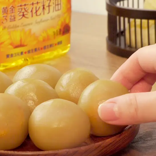 Lotus seed egg yolk mooncake step 0