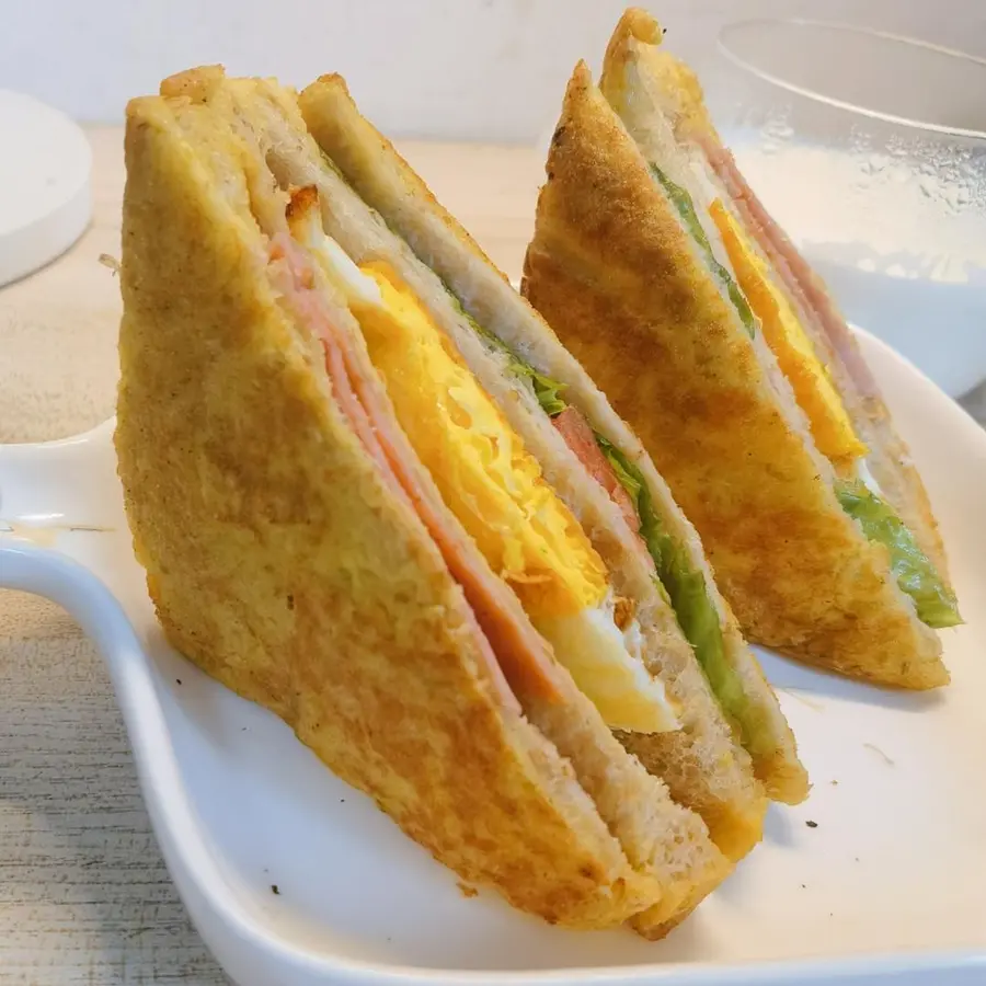 Homemade fast breakfast sandwiches, nutritious and healthy