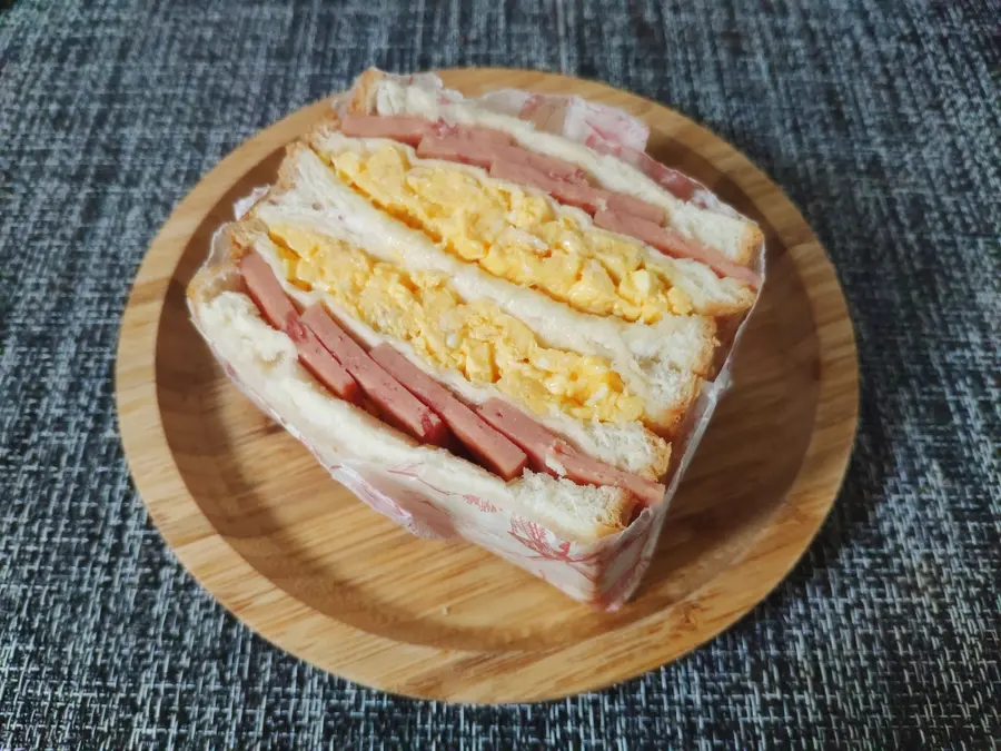 Egg and ham sandwiches , kill the bakery in seconds, teach you how to make sandwiches, and you can set up a stall of food step 0