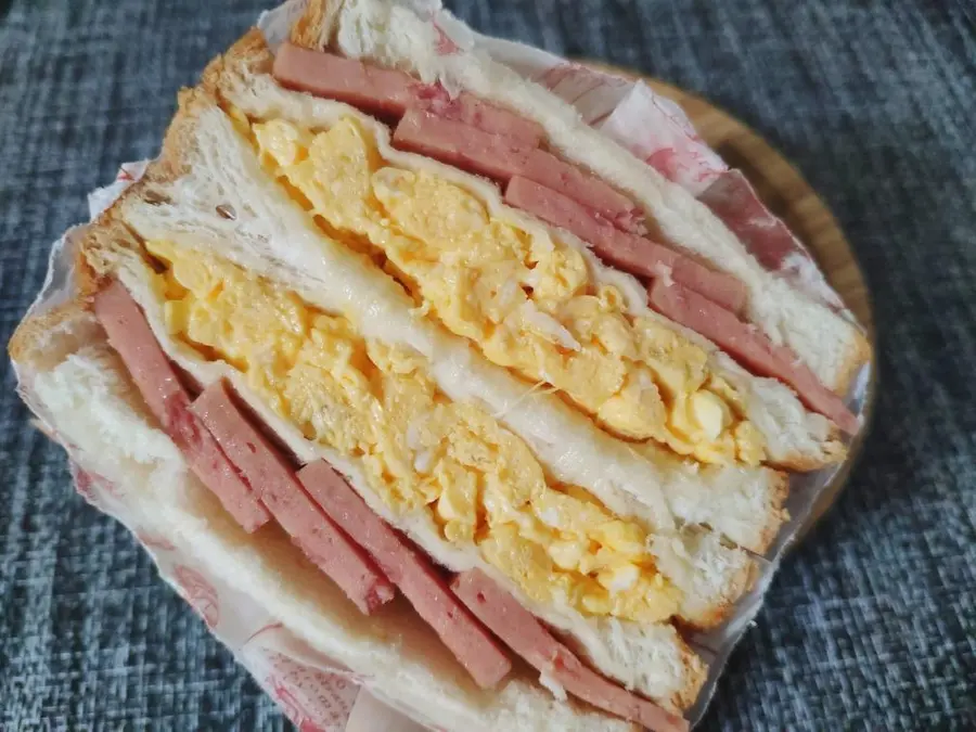 Egg and ham sandwiches , kill the bakery in seconds, teach you how to make sandwiches, and you can set up a stall of food step 0