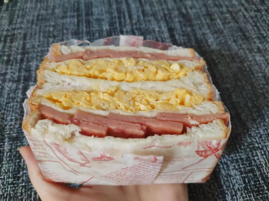 Egg and ham sandwiches , kill the bakery in seconds, teach you how to make sandwiches, and you can set up a stall of food step 0