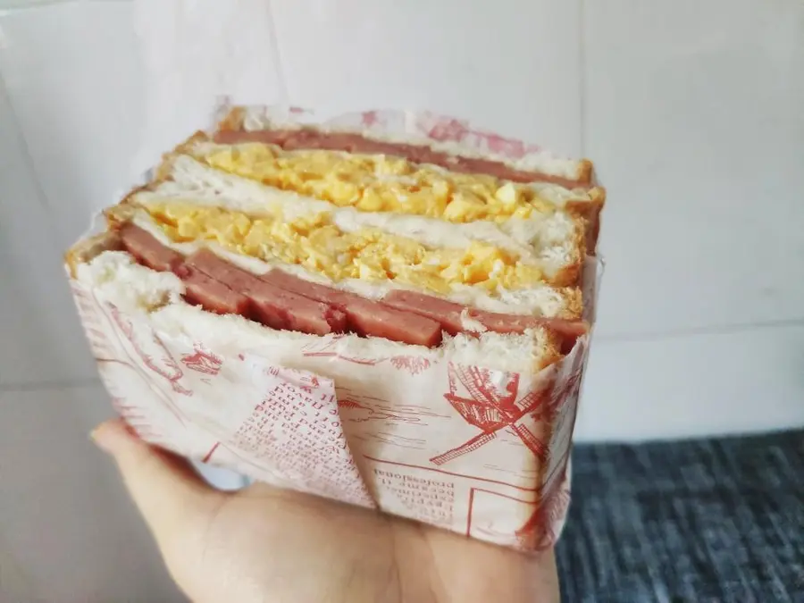 Egg and ham sandwiches , kill the bakery in seconds, teach you how to make sandwiches, and you can set up a stall of food step 0