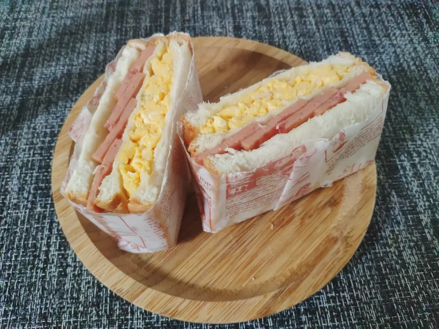 Egg and ham sandwiches , kill the bakery in seconds, teach you how to make sandwiches, and you can set up a stall of food step 0