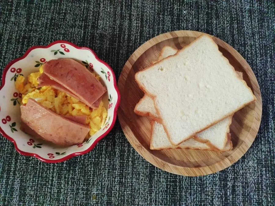 Egg and ham sandwiches , kill the bakery in seconds, teach you how to make sandwiches, and you can set up a stall of food step 0