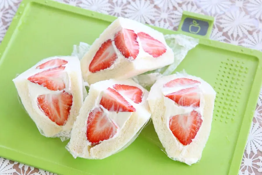 Strawberry cream sandwich step 0