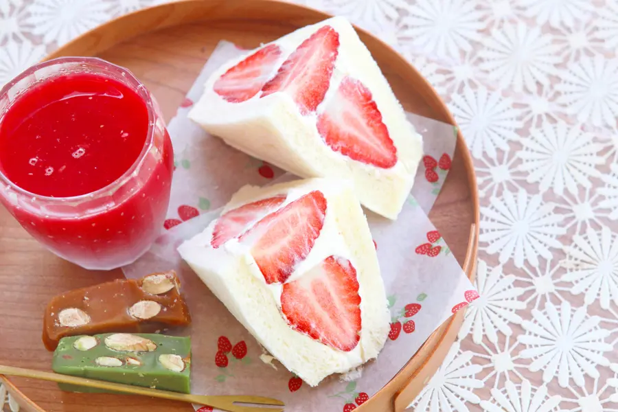 Strawberry cream sandwich