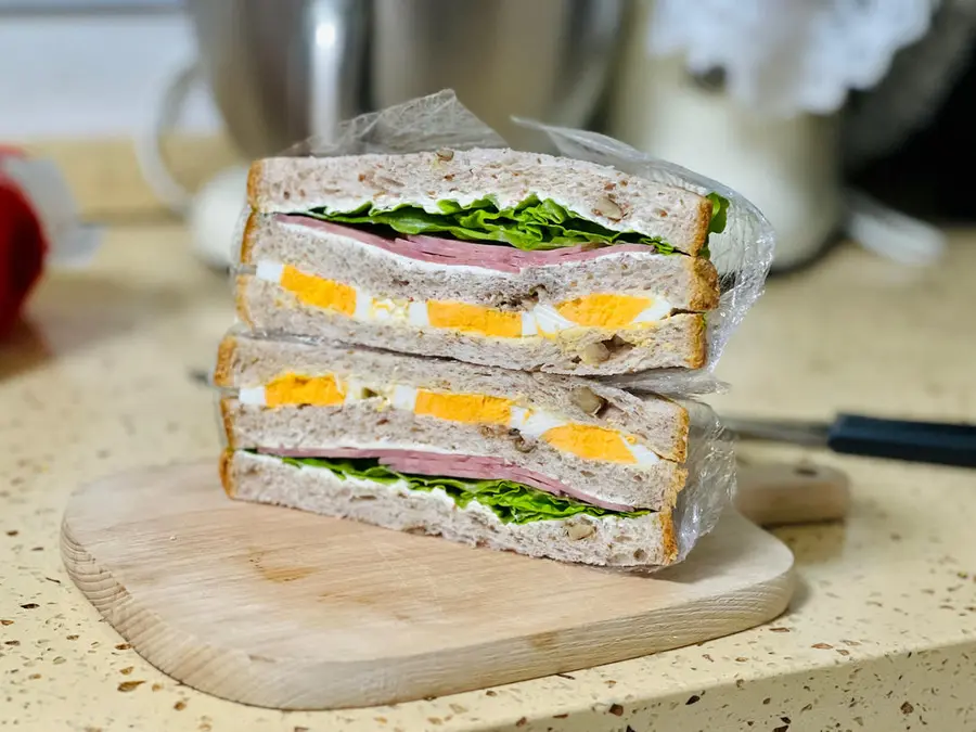 An ingenious egg and ham sandwich step 0