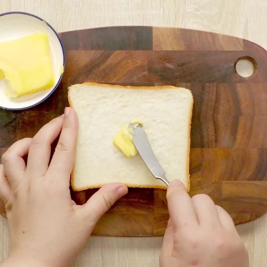 Slippery egg and meat floss sandwich step 0