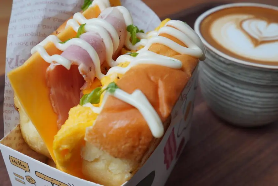 The hot Internet celebrity thick egg grilled sandwich  on the streets of South Korea step 0