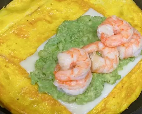 Avocado shrimp egg wrap sandwich step 0