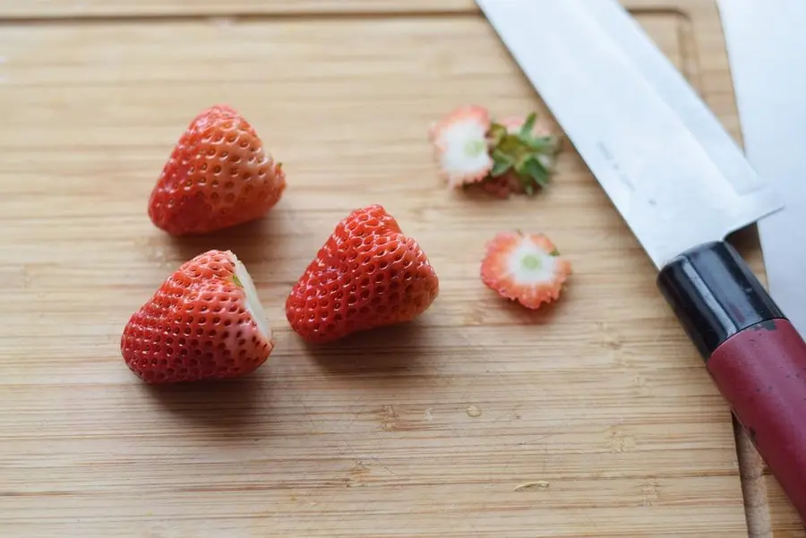 Strawberry Cream Sandwich (with tips on how to cut a neat cream sandwich) step 0