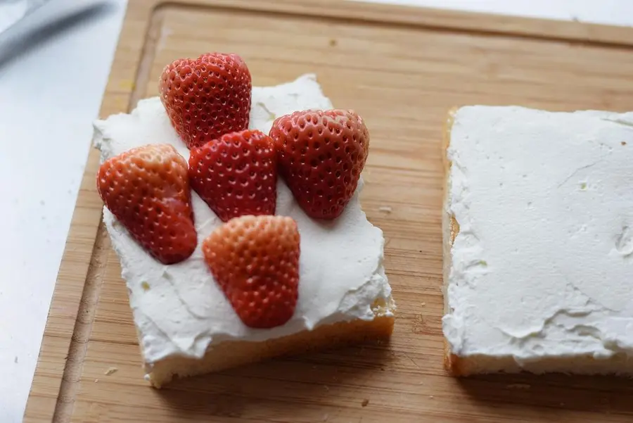 Strawberry Cream Sandwich (with tips on how to cut a neat cream sandwich) step 0