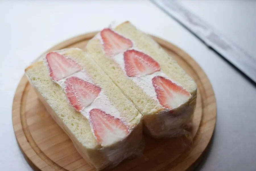 Strawberry Cream Sandwich (with tips on how to cut a neat cream sandwich) step 0