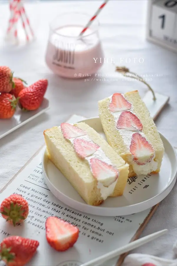 Strawberry Cream Sandwich (with tips on how to cut a neat cream sandwich)