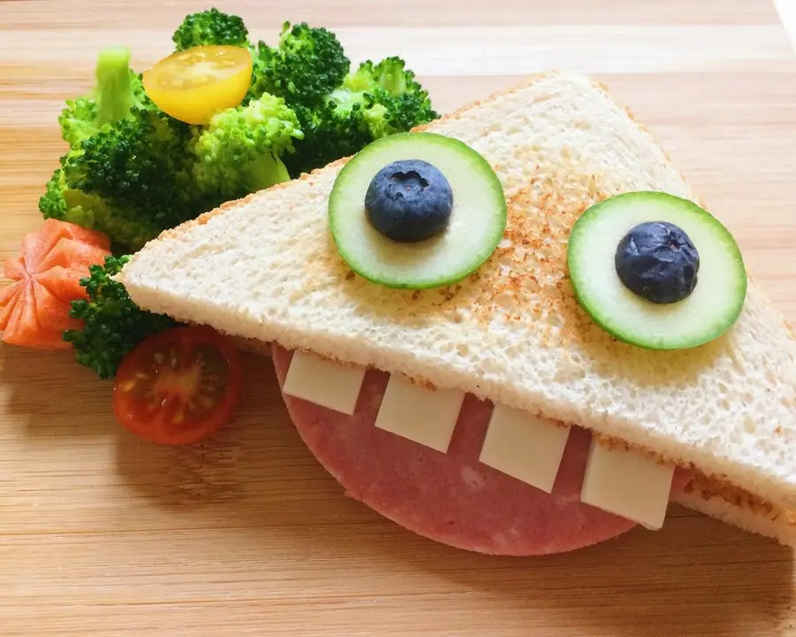 A bigtooth sandwich that sticks out its tongue step 0