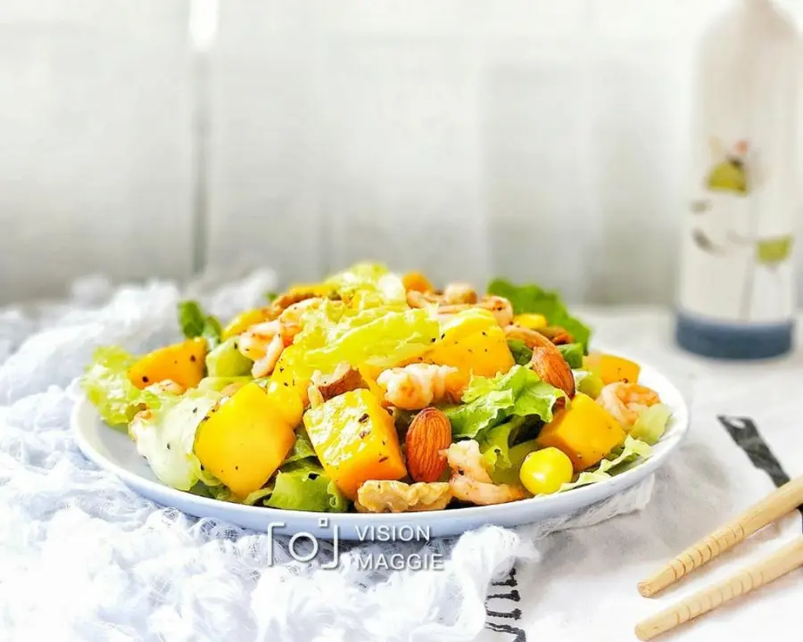 Mango shrimp nut salad