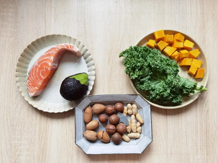 A replica of the restaurant's signature salad, salmon, !ï¸ avocado and nut salad step 0