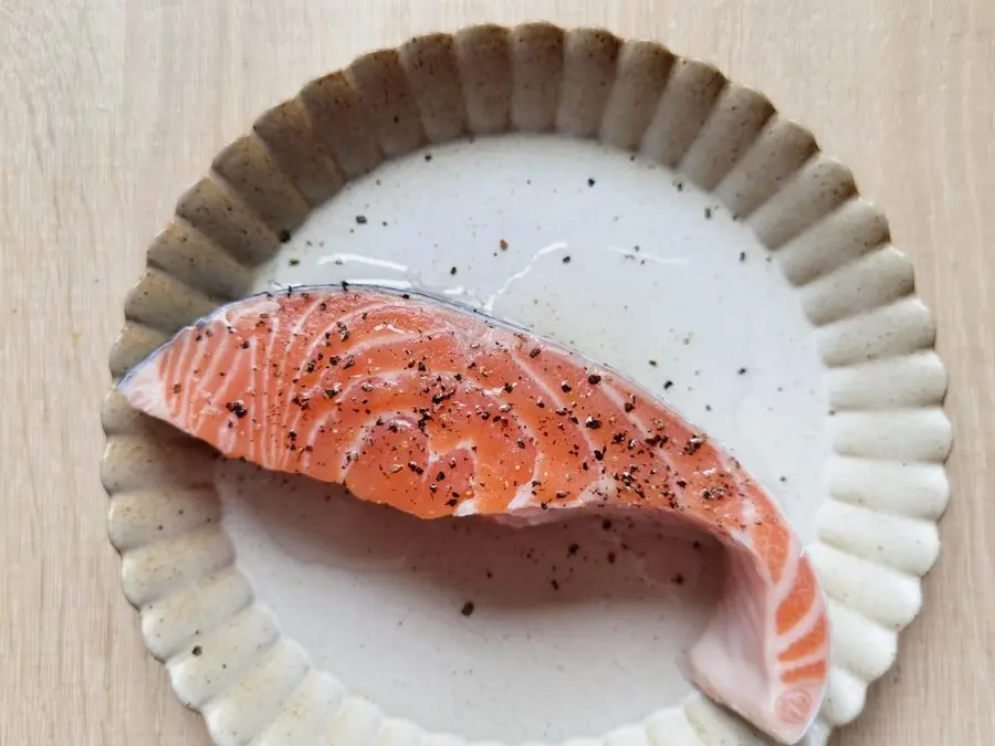 A replica of the restaurant's signature salad, salmon, !ï¸ avocado and nut salad step 0