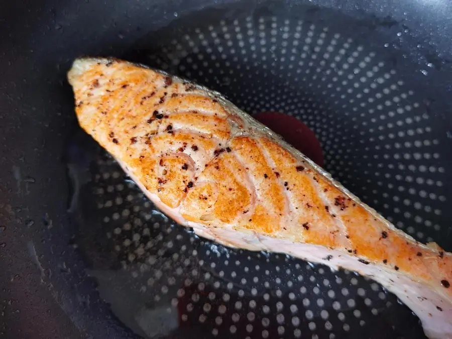 A replica of the restaurant's signature salad, salmon, !ï¸ avocado and nut salad step 0