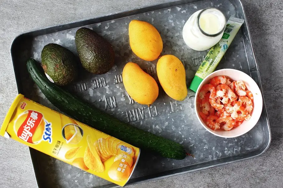 Potato chips, avocado and prawn salad step 0