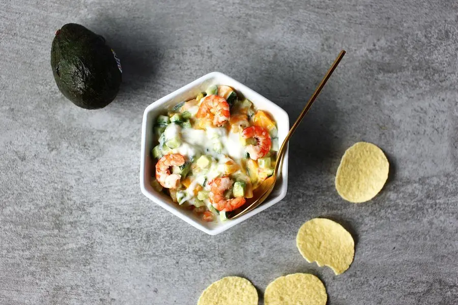 Potato chips, avocado and prawn salad step 0