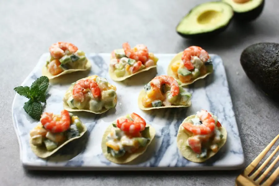 Potato chips, avocado and prawn salad step 0