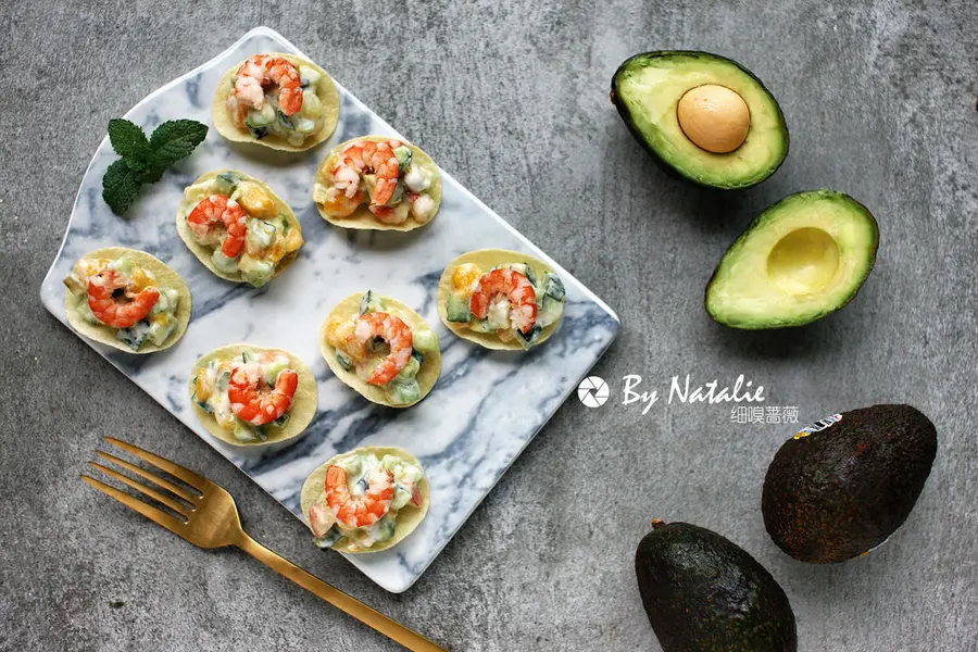 Potato chips, avocado and prawn salad