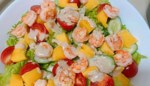 Super delicious mango shrimp vegetable salad