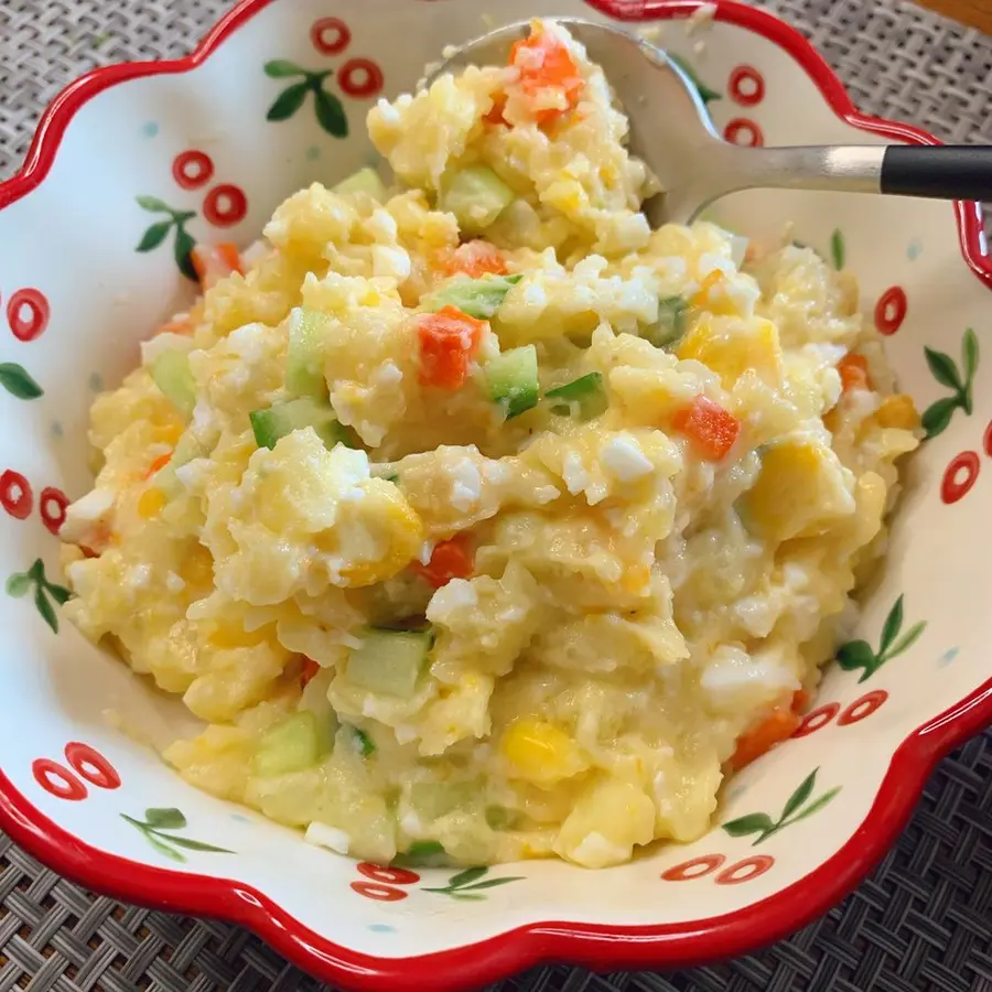 Reduced-fat meal â€“ mashed potatoes and egg salad step 0