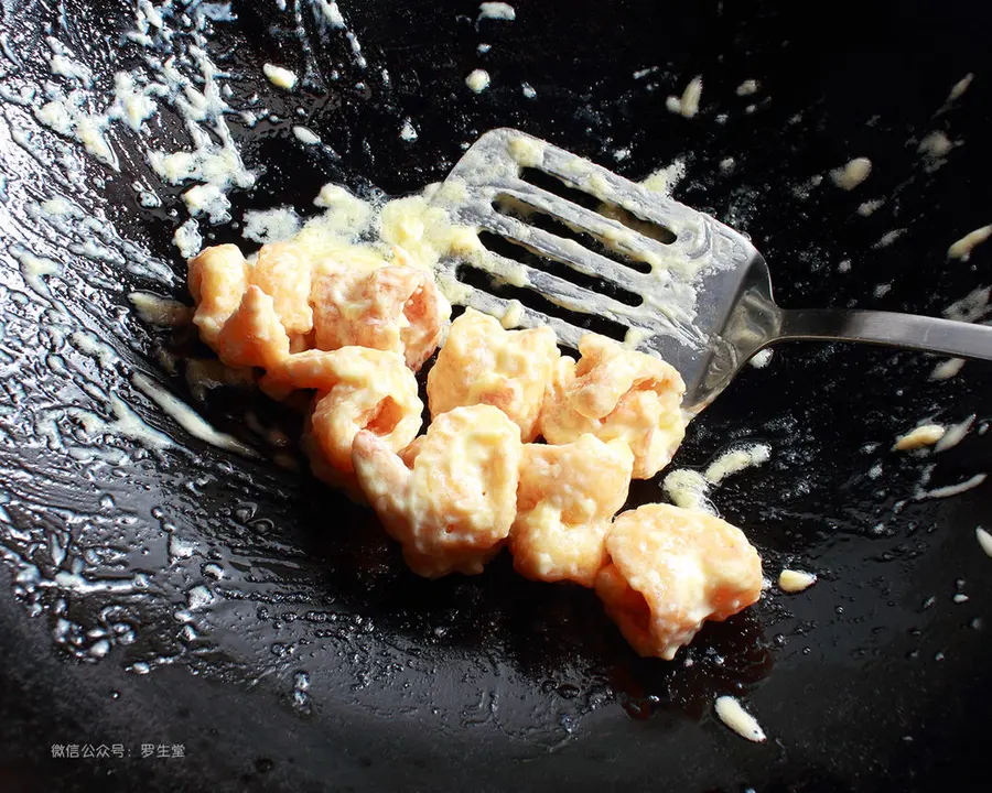 Happy New Year's dish: fresh orange cashew nut salad crispy shrimp step 0