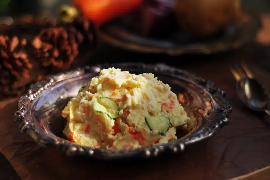 Late-night cafeteria mashed potato salad