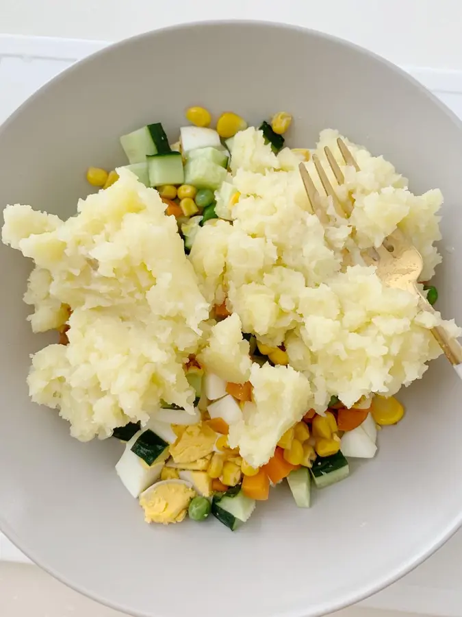 Delicious to lick the bowl of egg mashed potato salad step 0