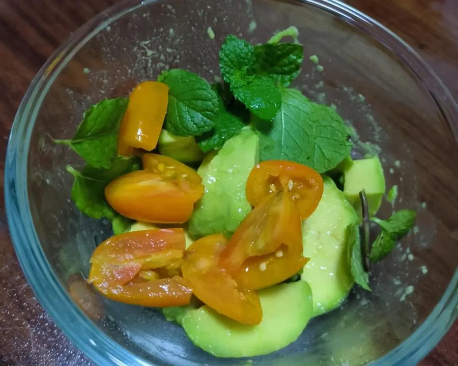 Avocado shrimp lemon salad step 0