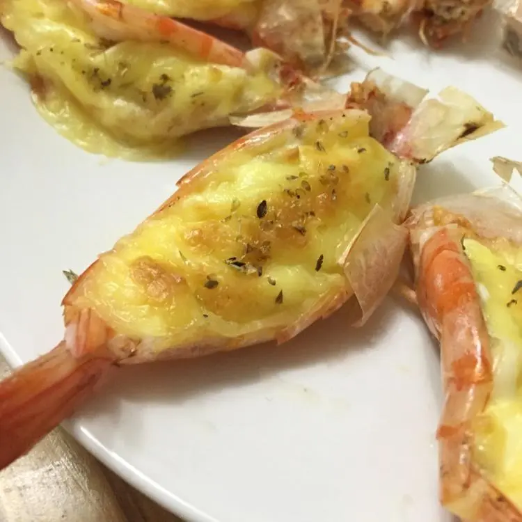 Baked prawns with cheese salad dressing