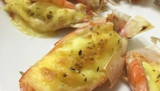 Baked prawns with cheese salad dressing