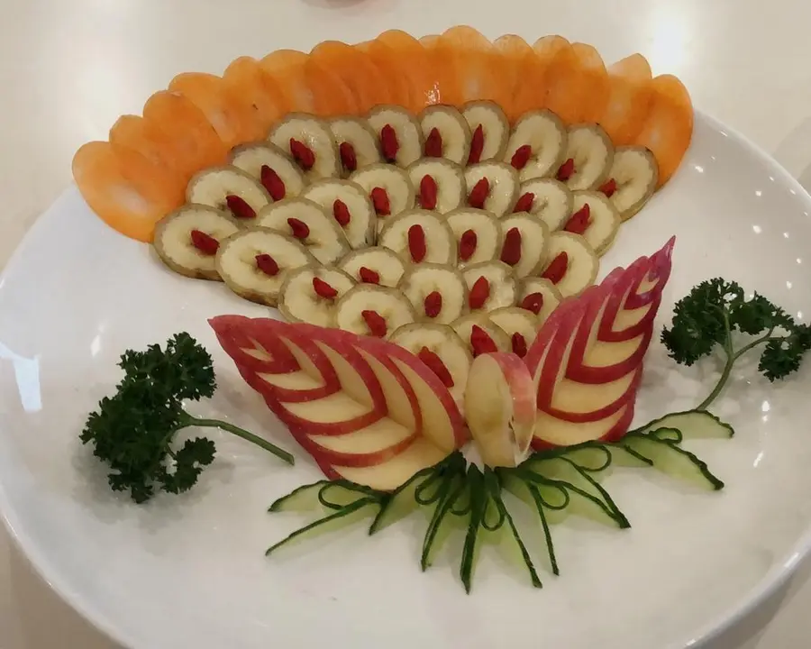 Phoenix-shaped fruit platter Peacock platter step 0