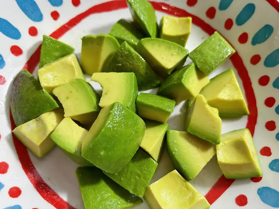 Shrimp and avocado salad step 0