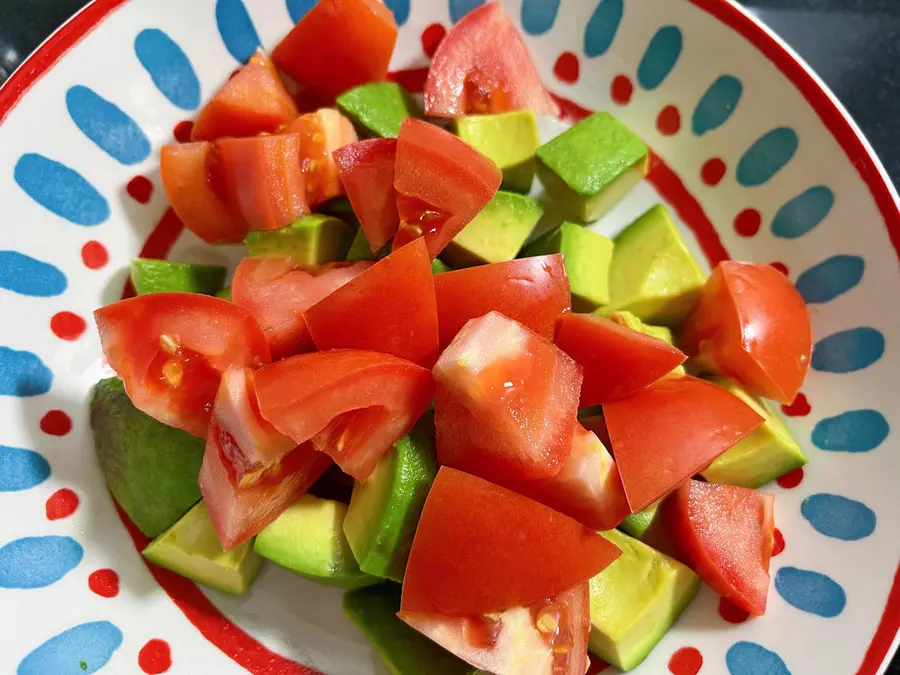 Shrimp and avocado salad step 0