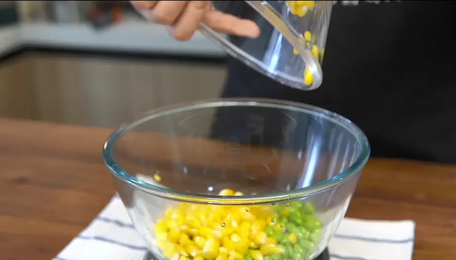 What would it look like to put mashed potatoes with salad in bread? step 0