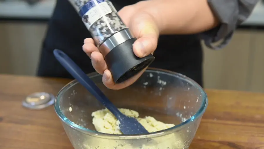 What would it look like to put mashed potatoes with salad in bread? step 0