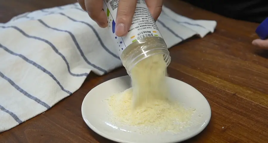 What would it look like to put mashed potatoes with salad in bread? step 0