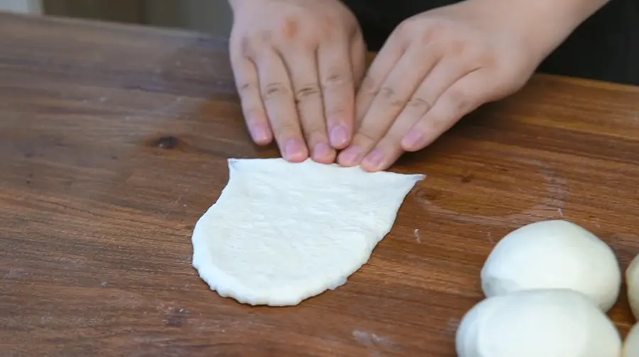 What would it look like to put mashed potatoes with salad in bread? step 0