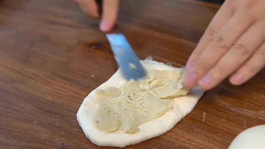 What would it look like to put mashed potatoes with salad in bread? step 0