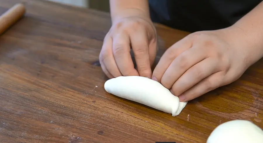 What would it look like to put mashed potatoes with salad in bread? step 0