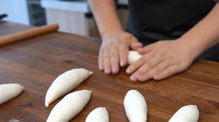 What would it look like to put mashed potatoes with salad in bread? step 0