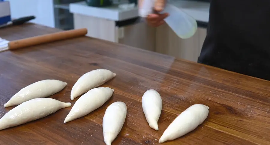 What would it look like to put mashed potatoes with salad in bread? step 0