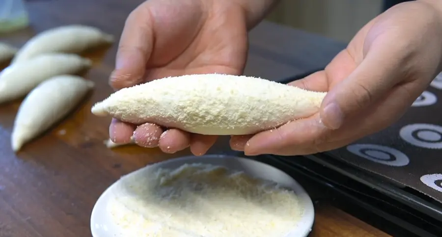 What would it look like to put mashed potatoes with salad in bread? step 0